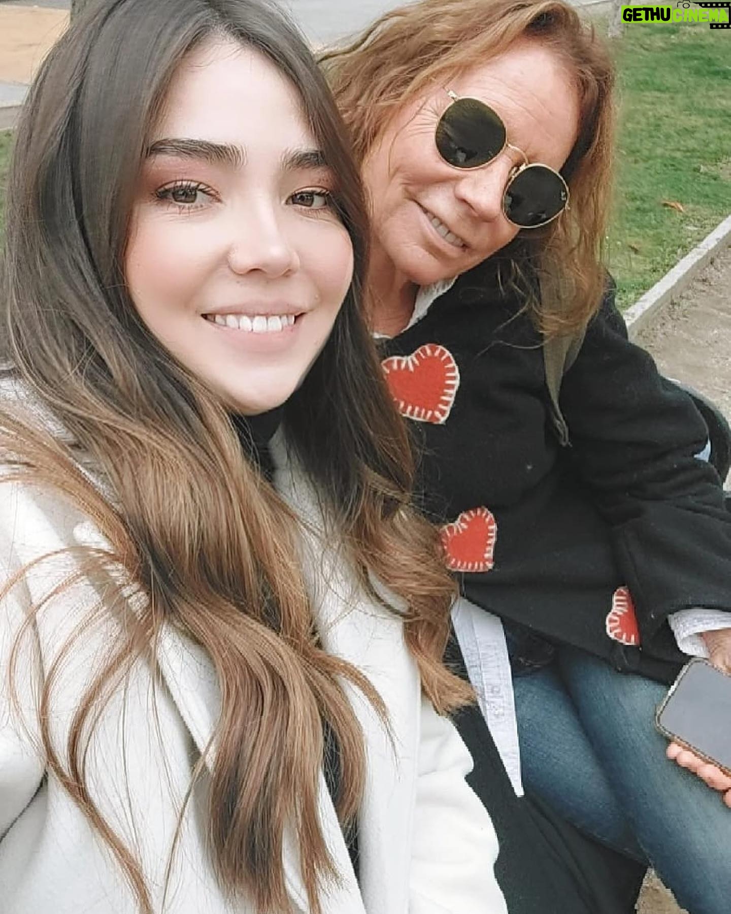 Katherine Salosny Instagram - Visita flash a Santiago Para ver a mi bella @javinicole12 con su cachichurri que viene en camino….vas a ser una personita bell@ y feliz con tu extraordinaria mamá..te adoro linda!!