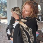 Katherine Salosny Instagram - Mi bella @alba_peluda me recibe con tanto amor en la @peluqueriaorganicaocs by Kathy Salosny..somos animal friendly!! Reserva tu hora 56443576743 56988405235 Santa Teresita 2175 Date un gusto!!!