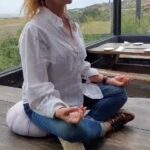 Katherine Salosny Instagram - Meditar es en los tiempos que vivimos y siempre el mejor ejercicio para la mente corazón y espíritu..la invitación es a conectar con el silencio interno y estos cojines tan especiales y hechos con tanto amor te regala una experiencia muy especial.. Cojines de meditación ecosostenibles,teñidos con pigmentos naturales como betarraga, repollo morado, cúrcuma o zanahoria. Rellenos de Cascarilla de arroz lo que te proporciona contacto a tierra o Grounding. Mango de Cobre. Pide el tuyo por Instagram @mood.meditación