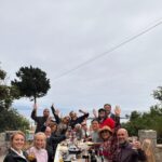Katherine Salosny Instagram – Se nos hace costumbre cada año juntar nuestras mesas en el barrio y en alguna calle celebramos nuestra convivencia junto a nuestras historias..algunos fueron a limpiar y dejar linda esa zona de la vecindad también para contribuir al espacio que habitamos y luego cada cual trajo lo suyo para simplemente celebrar y celebrarnos como amigos y vecinos frente al mar!!
Que bella manera de pasarlo bien acá en Algarrobo..comuna golpeada pero con esperanza !!