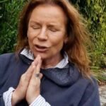 Katherine Salosny Instagram - Mi nombre es Loreto Adasme, en marzo de este año me operaron para sacar un tumor de 18 cms de mi zona pélvica. Era tan grande que se originó en un ovario y agarró parte del intestino grueso, colon, recto y vejiga. Me tuvieron que sacar parte del intestino grueso, debido a eso hoy con una ileostomía. La biopsia arrojó que mi tumor era malo y de los agresivos, un carcino sarcoma.A los 3 meses ya tenía metástasis en la zona operada y en una costilla, por lo que se considera que mi cancer está en etapa 4. Hoy llevo 2 ciclos de quimioterapia, en un principio serán 6, sólo con el fin de frenar un cáncer que sigue activo y generando lesiones. Soy actriz, trabajaba independiente y todo esto me ha imposibilitado de seguir con mis actividades habituales. Además de muchos gastos asociados, estoy intentando ayudarme de tratamientos como mega dosis de vitamina C, acupuntura que ayuda a recuperarse luego de las quimios y alivia dolores, inyecciones para estimular la formación de plaquetas/ glóbulos blancos (filgastrim), cámara hiperbólica para mejorar la oxigenación celular y la recuperación del cuerpo para hacer un poco más amable para mi cuerpo este proceso. Es por eso que estamos preparando este bingo para el día 27. Sigan a esta bella mujer @loloadasme
