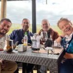Katherine Salosny Instagram - Entre colegas nos ayudamos ven a conocer este nuevo restaurante y rincón de encuentro @terrazamirasol lindo y acogedor comida chilena CHILENA!! Están en marcha blanca en Camino del medio km 2 Mirasol Algarrobo Reserva al 56985709633 Recomendado por mi @casatunquen jajaj Con mis amigos @aftchile @ariel.ulloac @whoisernan