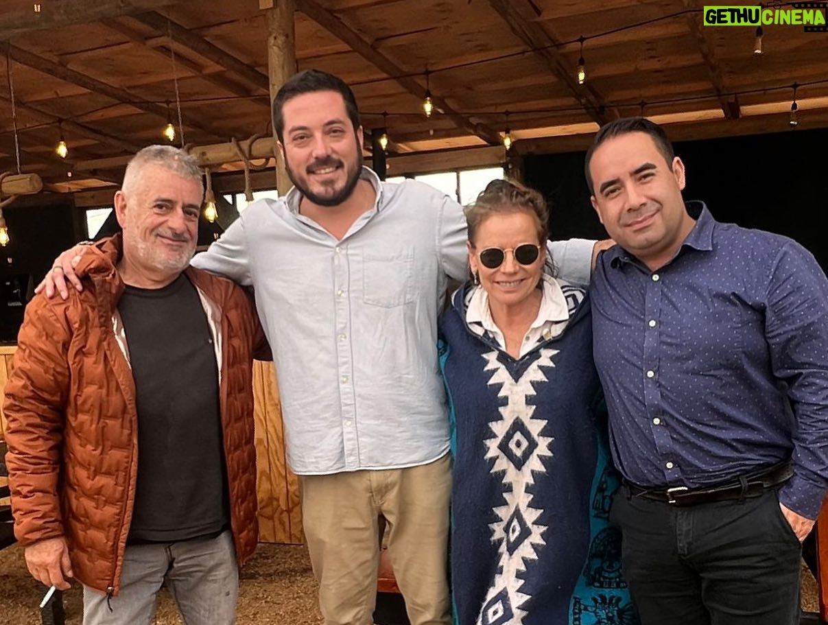 Katherine Salosny Instagram - Entre colegas nos ayudamos ven a conocer este nuevo restaurante y rincón de encuentro @terrazamirasol lindo y acogedor comida chilena CHILENA!! Están en marcha blanca en Camino del medio km 2 Mirasol Algarrobo Reserva al 56985709633 Recomendado por mi @casatunquen jajaj Con mis amigos @aftchile @ariel.ulloac @whoisernan