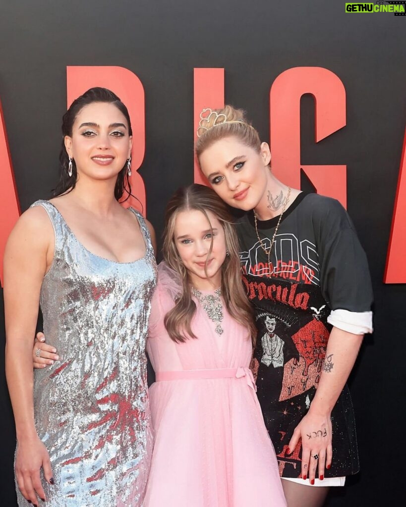 Kathryn Newton Instagram - You know your in love with horror films when u can’t fall asleep bc reality is finally better than your nightmares @abigailthemovie premiere with my favorite monsters!