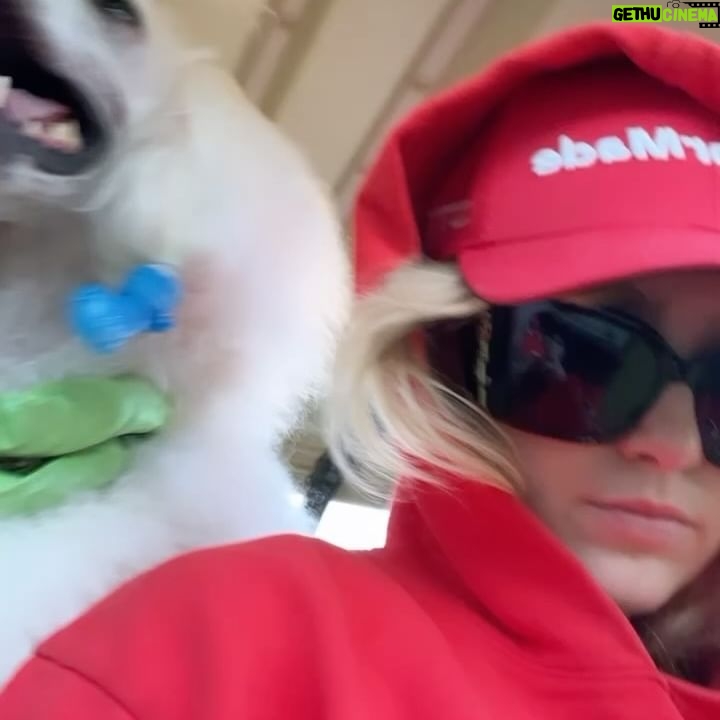 Kathryn Newton Instagram - Me and my dog