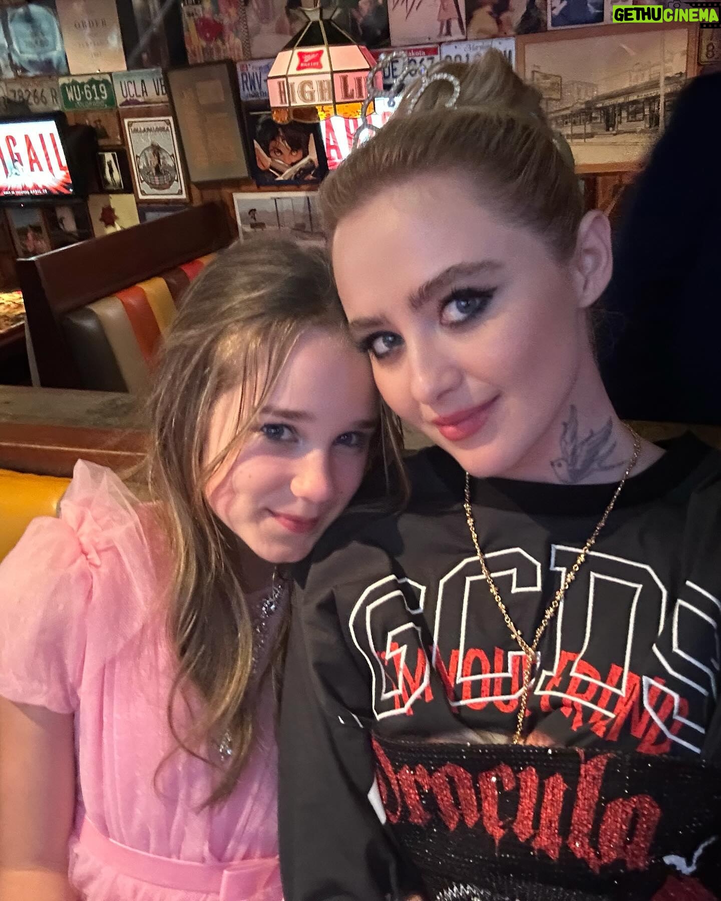 Kathryn Newton Instagram - You know your in love with horror films when u can’t fall asleep bc reality is finally better than your nightmares @abigailthemovie premiere with my favorite monsters!