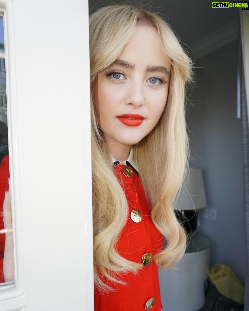 Kathryn Newton Instagram - The color of the movie is red!!! @abigailthemovie thank you @toryburch ❤️ glam by @hairinel and @kdeenihan two killer looks thank u @mattbettinelliolpin and @tylergillett @universalpictures @officialuniversalmonsters for giving me something insane to talk about in press ❤️❤️❤️