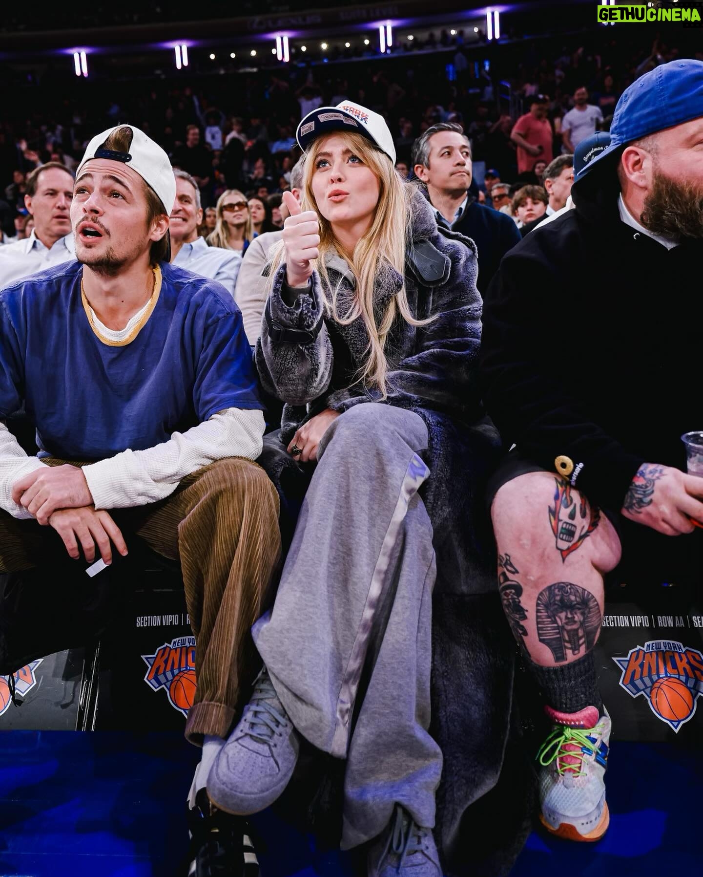 Kathryn Newton Instagram - Big sports girl. what a great game! @nyknicks new friends