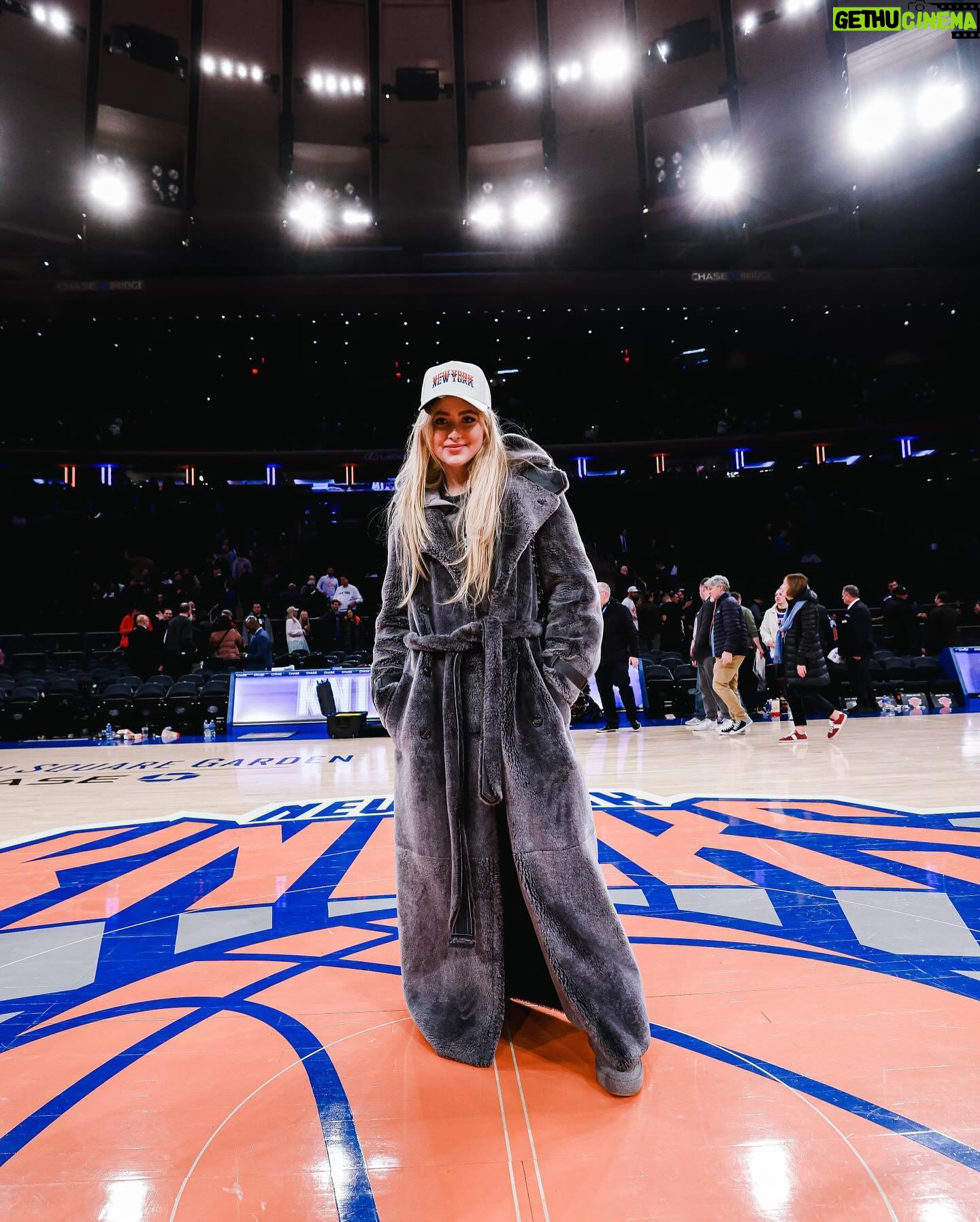 Kathryn Newton Instagram - Big sports girl. what a great game! @nyknicks new friends