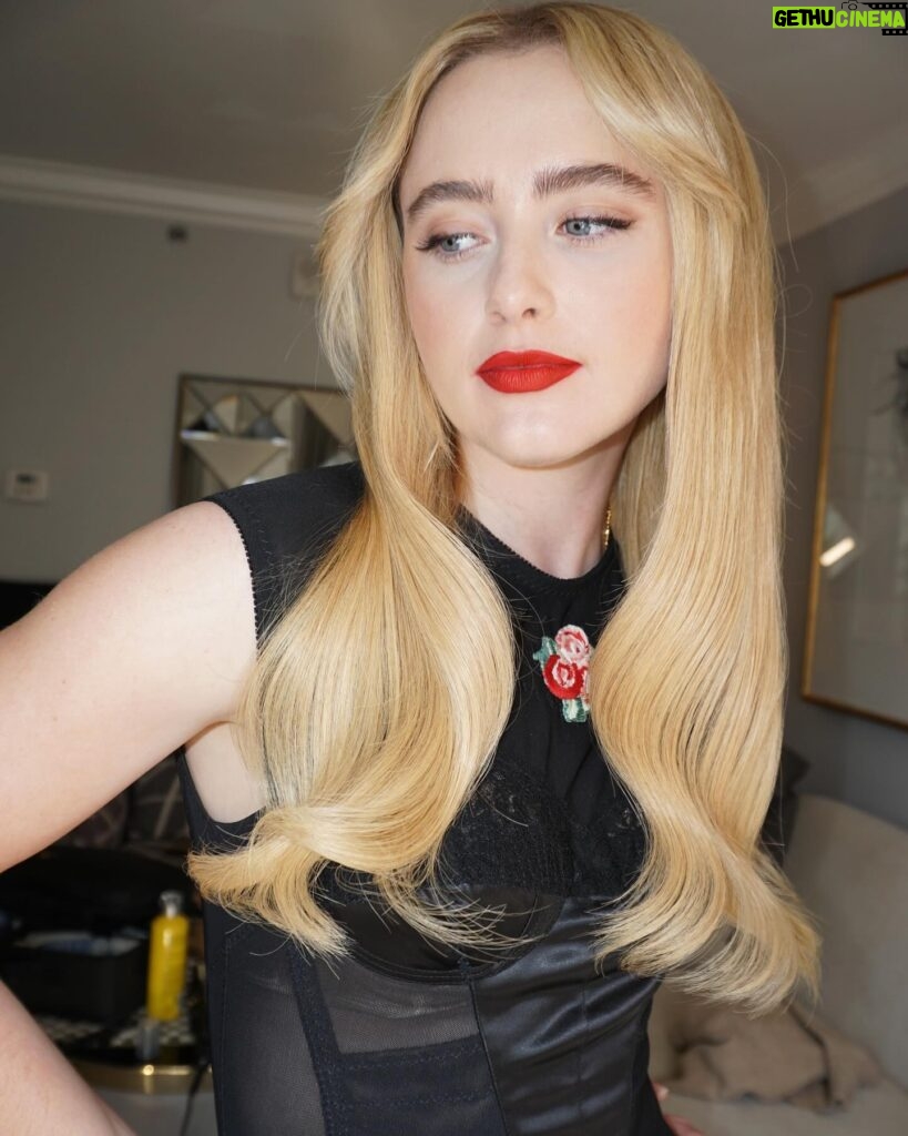 Kathryn Newton Instagram - The color of the movie is red!!! @abigailthemovie thank you @toryburch ❤️ glam by @hairinel and @kdeenihan two killer looks thank u @mattbettinelliolpin and @tylergillett @universalpictures @officialuniversalmonsters for giving me something insane to talk about in press ❤️❤️❤️