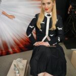 Kathryn Newton Instagram - Press for @abigailthemovie day 2 featuring dogs thank you @thombrowne I love this look!