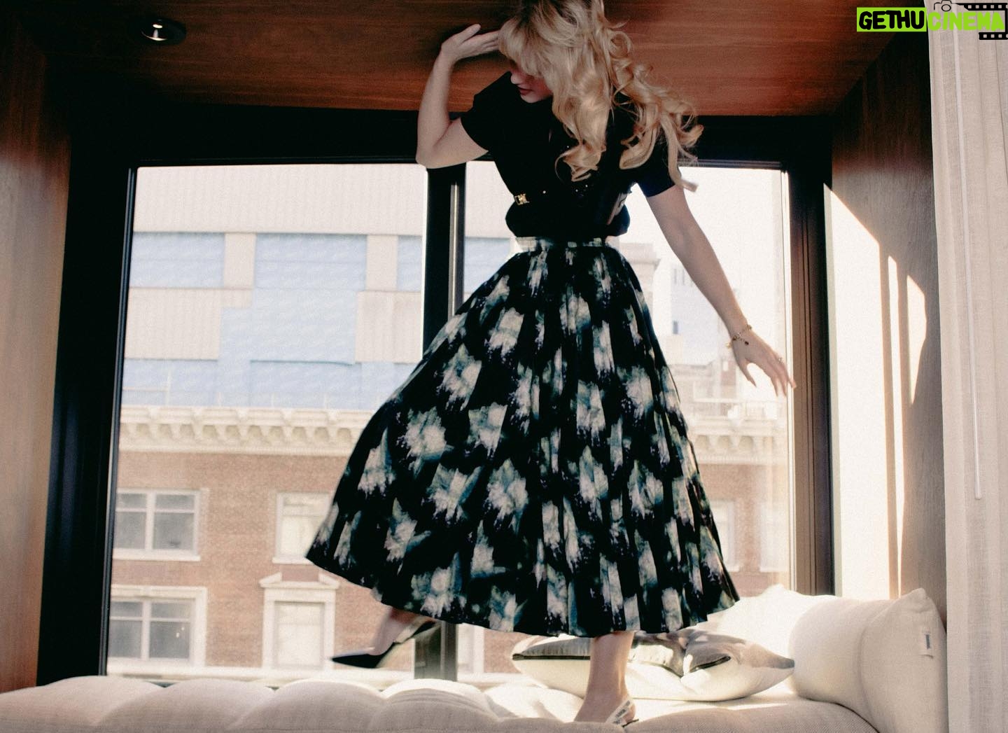 Kathryn Newton Instagram - Sorry (not sorry) for jumping on the day bed @1hotel.centralpark ❤️ I just had too!