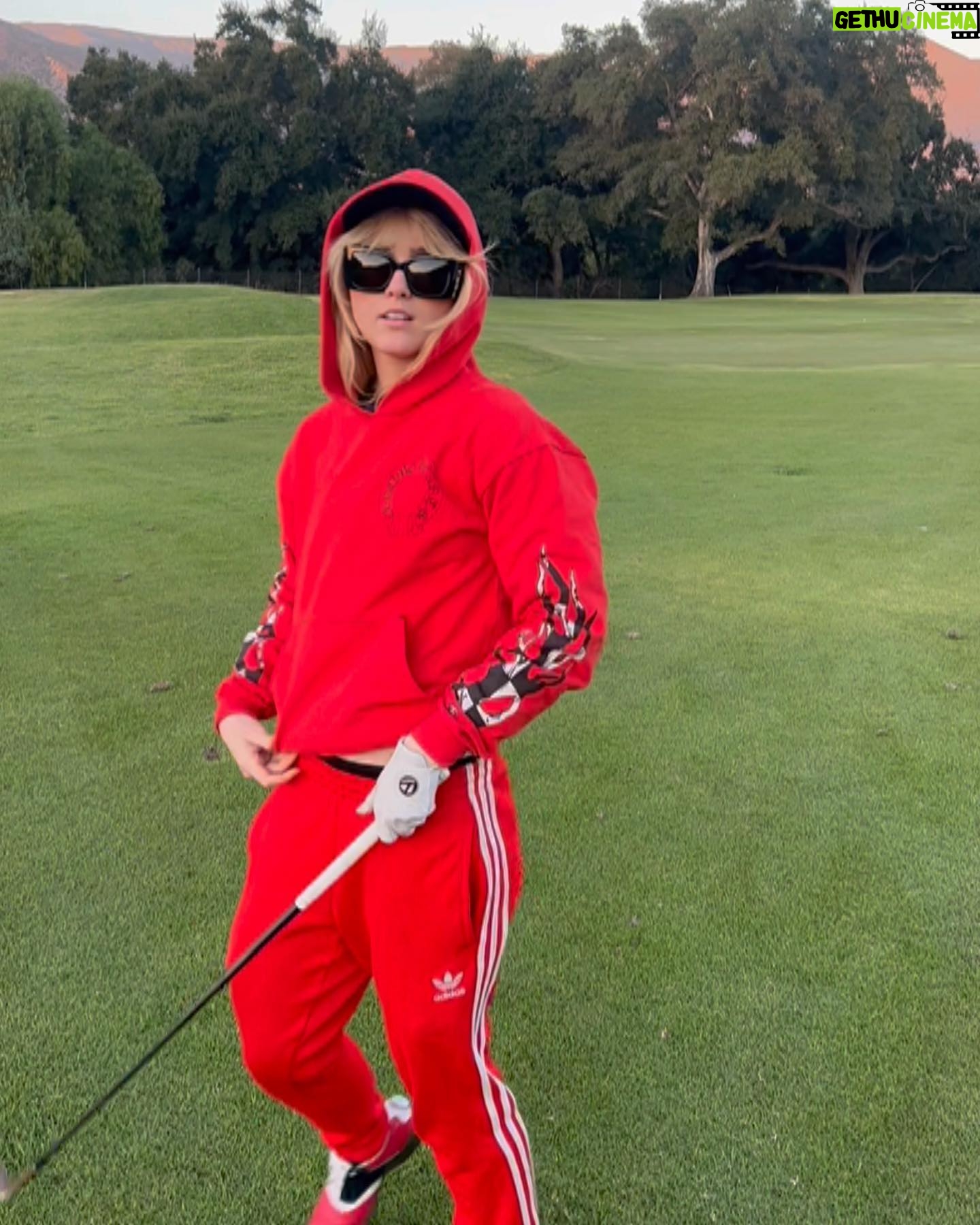 Kathryn Newton Instagram - Me and my dog
