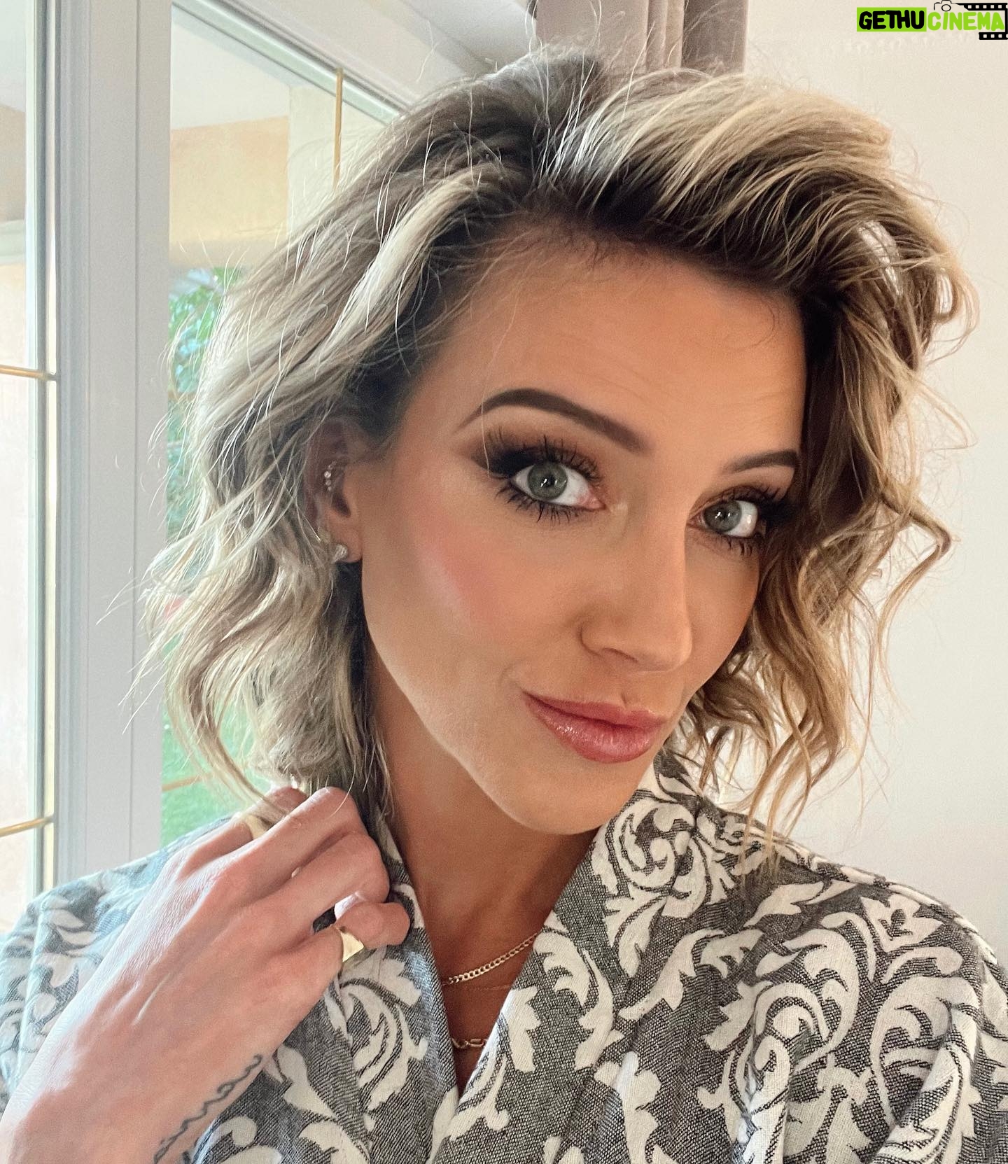 Katie Cassidy Instagram - Glam last night 🫶🏼 Hair: @Ahmadhairstylistt Makeup: @may.makes_me_up
