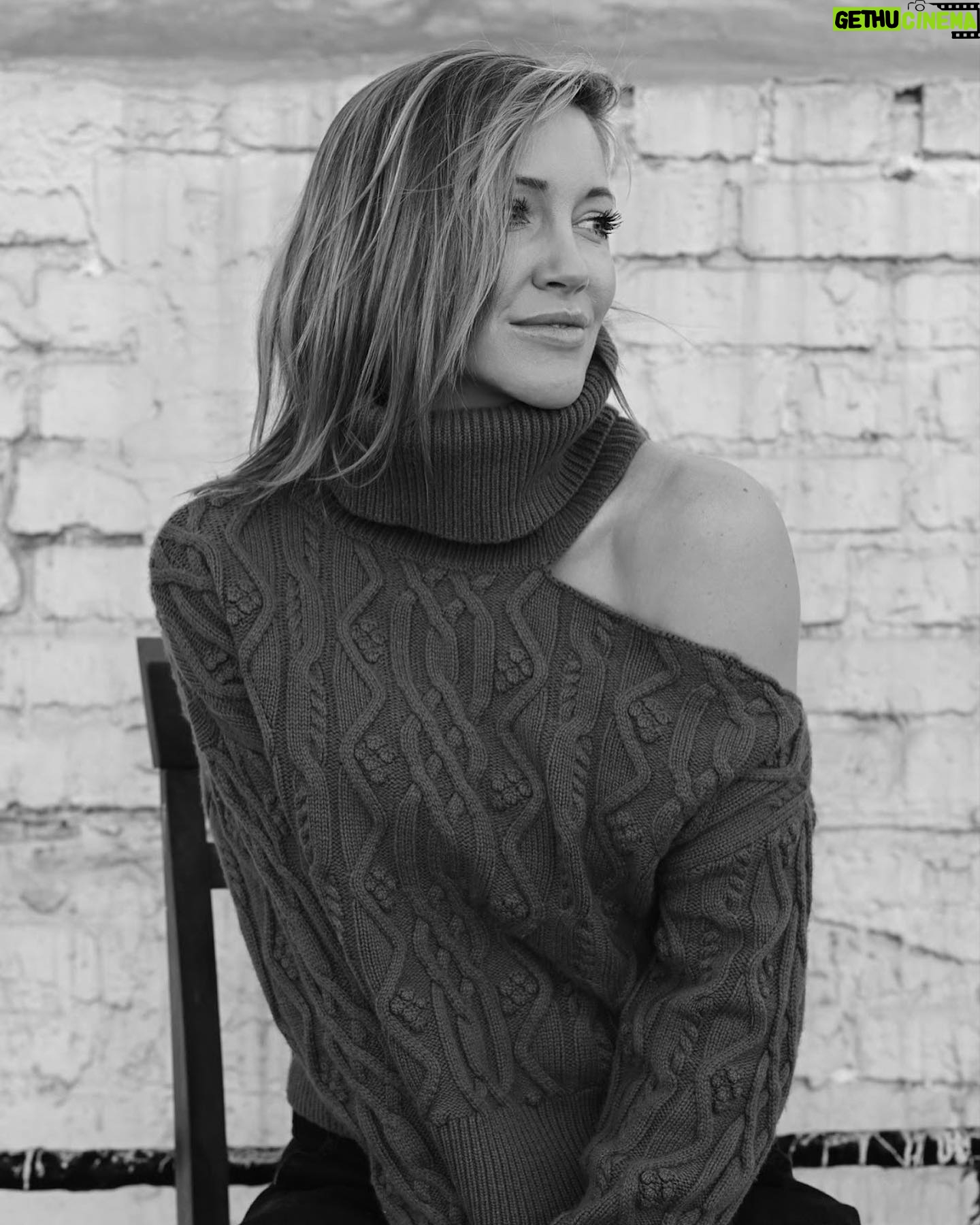 Katie Cassidy Instagram - Isn’t cozy season just the best? Time to bust out those sweaters ladies! Wearing @paige 🤍