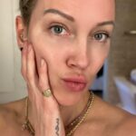 Katie Cassidy Instagram - Nothing like kicking off the new year feeling fresh faced! I recently had my second @sofwavemed treatment with @sanjaygrovermd and let me tell ya… I keep getting carded! Thank you for having me 🖤 #sofwave