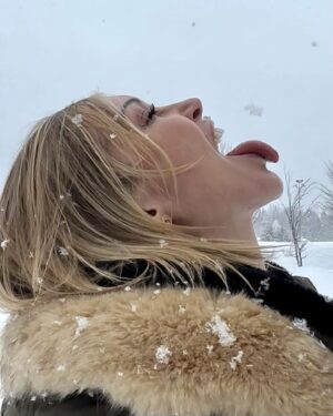 Katie Cassidy Instagram - Same Time *LAST* Year! Just me catching snowflakes in between takes 🎬🎬🎬… on a Thursday #NBD 
#TBT @stephenhuszar