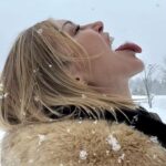 Katie Cassidy Instagram – Same Time *LAST* Year! Just me catching snowflakes in between takes ๐ฌ๐ฌ๐ฌโฆ on a Thursday #NBD
#TBT @stephenhuszar