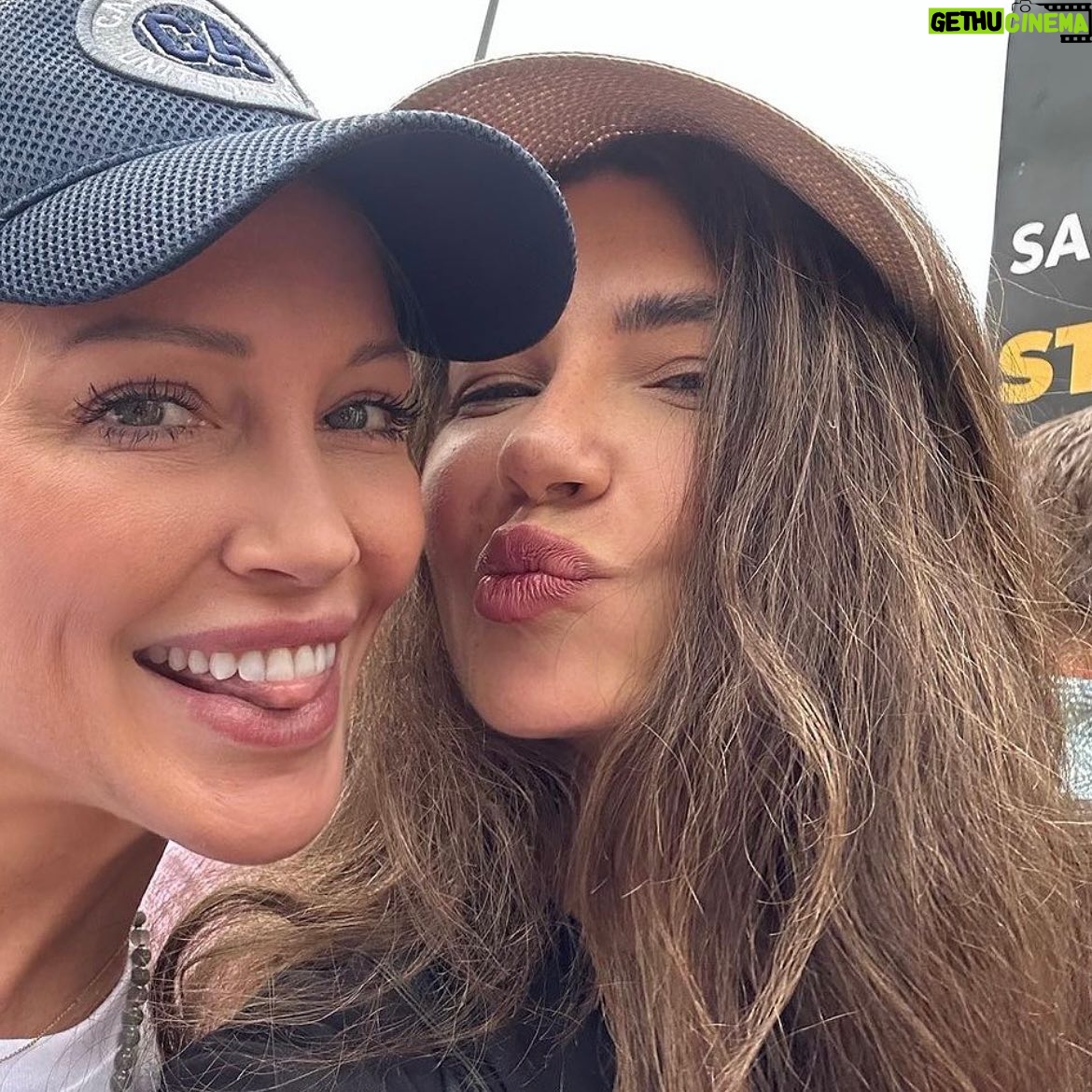 Katie Cassidy Instagram - Standing up for what we deserve! #SAGAFTRASTRONG