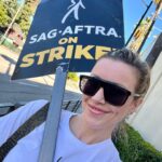 Katie Cassidy Instagram - Still going strong with the help of some friends 🖤 #SagAftra #SagAftraStrong