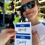 Katie Cassidy Instagram - Still going strong with the help of some friends 🖤 #SagAftra #SagAftraStrong