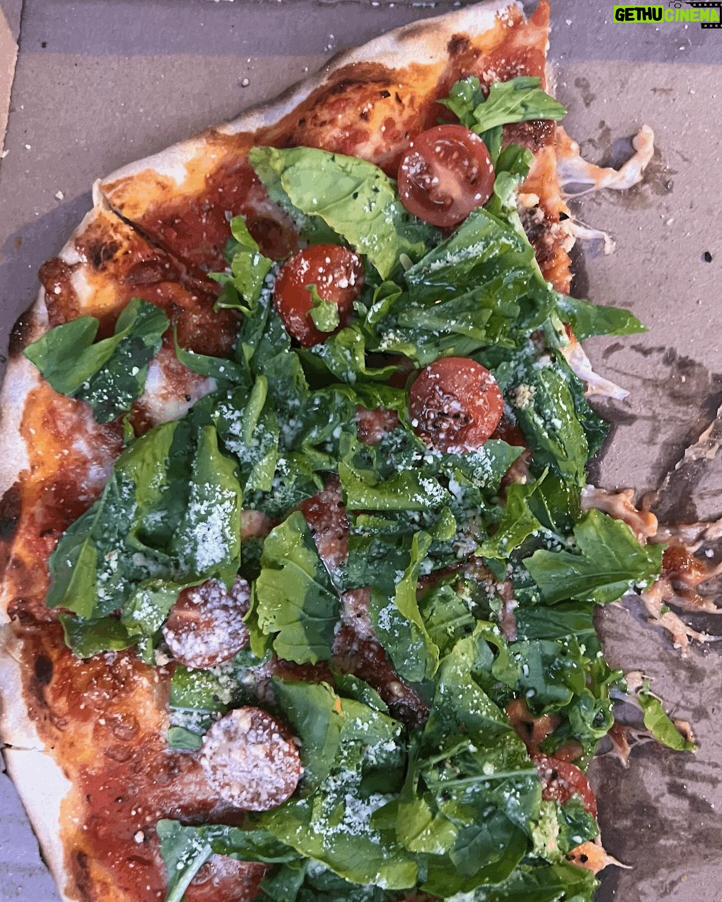 Katie Cassidy Instagram - There’s a new @pizzagirl in town (sorry @carolinedamore, I promise I only cheat when I’m out of the country) ♥️