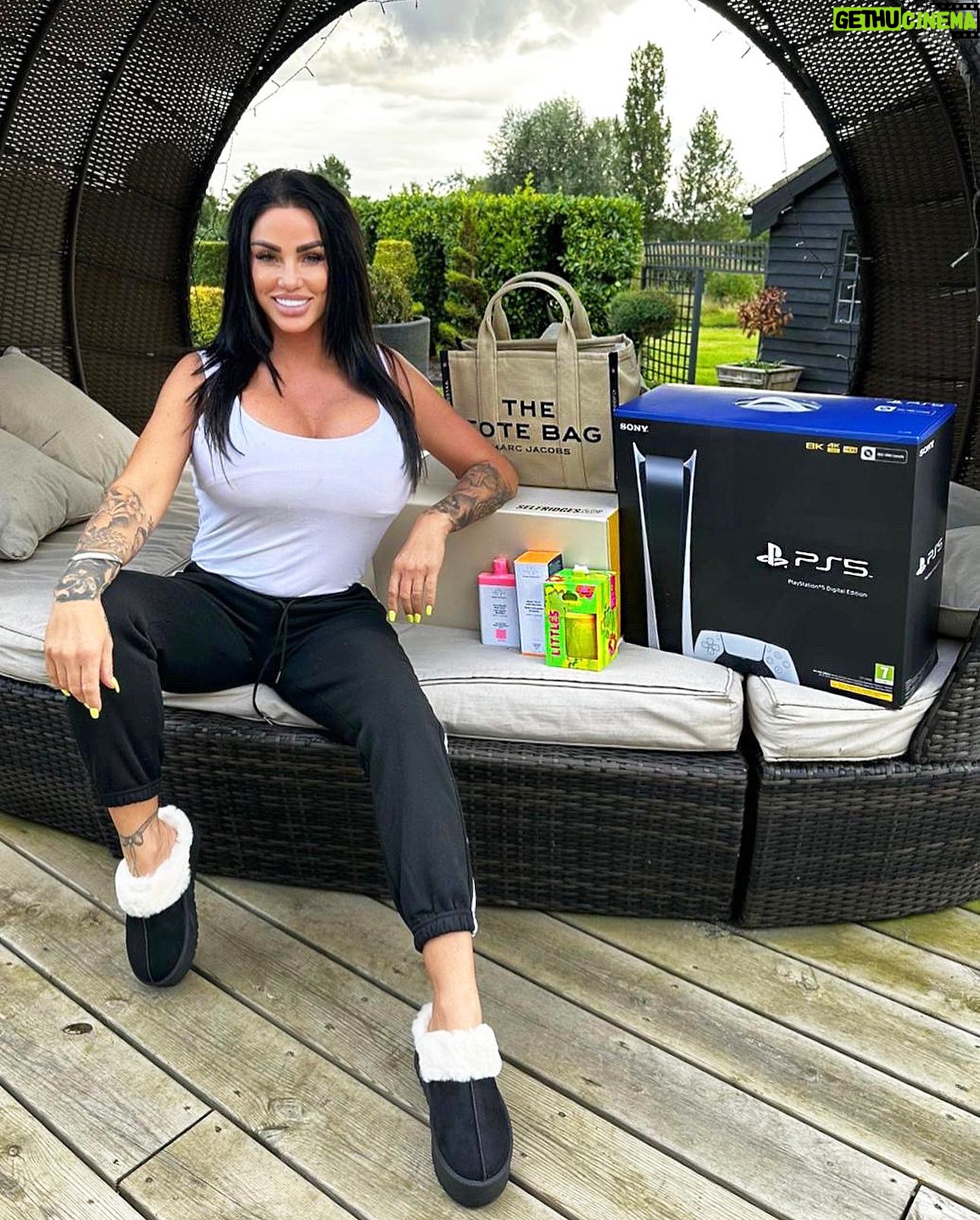 Katie Price Instagram - π GIVEAWAY TIME π Are you ready for an amazing giveaway? π I've teamed up with @collabhouseagency to give one lucky follower the chance to win a fabulous bundle of goodies! Here's how to enter: 1οΈβ£ Follow EVERYONE @collabhouseagency is following (it only takes 10 seconds!) 2οΈβ£ Tag a friend in this post. That's it! It's that simple! And the best part? The winner will be announced LIVE on @collabhouseagency on September 3rd π± The prizes π will be hand-delivered to the winner's doorstep! This giveaway is open to UK residents only. T&C's apply. Disclaimer: This competition is not affiliated with Instagram or any of the brands featured in the image. Don't miss your chance to win! Good luck! π€π» Ad