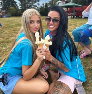 Katie Price Instagram - Charity day for Harefield Hospitals & Royal Brompton Hospital🍦@rbhcharity