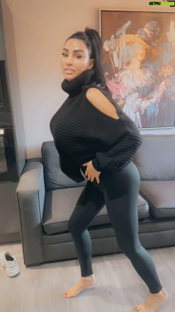Katie Price Instagram - Trust me ladies you won’t want to take these @jyyldn Slimming Leggings off 🔥🍑 sizes 8 to 20 and only £12 😱shop online on www.JYY.London Ad