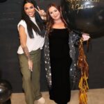Katie Price Instagram - 🎉Had the best time in Dublin at my makeup masterclass hosted by @ceiralamberthairconsultancy 🤍🤍 clip in extensions from @goldfeverhair Venue @harveynichols_dublin Makeup by @just.jamesmua @mrsmakeup_ie Balloons by @bespokeballoons.ie Gifted