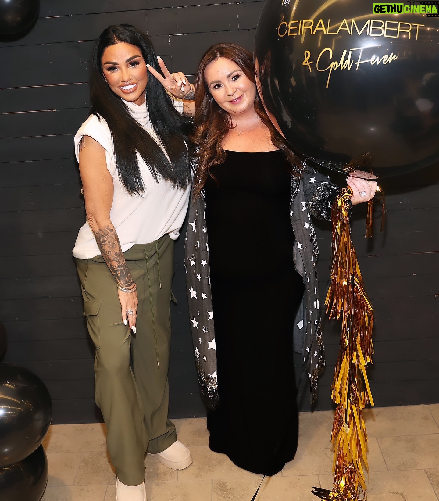 Katie Price Instagram - 🎉Had the best time in Dublin at my makeup masterclass hosted by @ceiralamberthairconsultancy 🤍🤍 clip in extensions from @goldfeverhair Venue @harveynichols_dublin Makeup by @just.jamesmua @mrsmakeup_ie Balloons by @bespokeballoons.ie Gifted