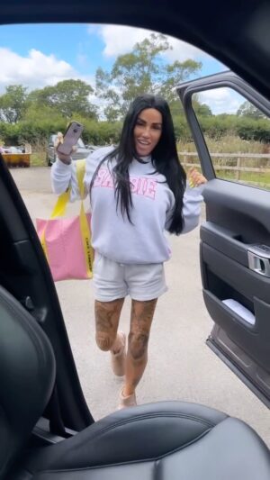 Katie Price Instagram - Gotta have a sing song on photoshoot days🤣 @jeydayilmaz driving me ✌🏼 I loveeeee a fun work day xx