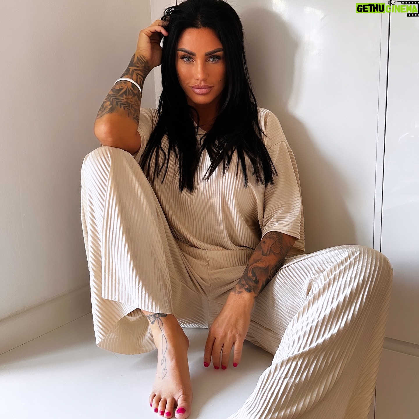 Katie Price Instagram - Tomorrow Iโll be in Dublin, Ireland at the Harvey Nichols Dundrum store doing a makeup masterclass at 6pm ๐ get last few tickets online on www.KatiePriceMerch.com @ceiralamberthairconsultancy @harveynichols_dublin ad