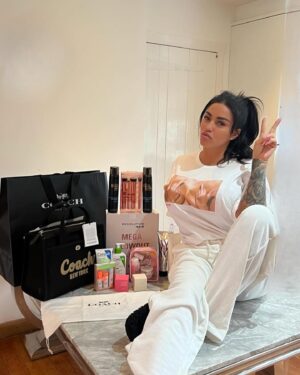 Katie Price Instagram - ❤️ MEGA GIVEAWAY ❤️ Winner Announced At Midnight TONIGHT!! 🥳 

Me and @collabhouseuk have teamed up to give away all of these amazing goodies to one lucky follower! 🥰
.
How to enter👇🏻
.
1️⃣ Follow EVERYONE @collabhouseuk is following (Takes 10 seconds)
.
2️⃣ Tag a friend who you’d share this with ✨
.
3️⃣ Share on story for bonus entry
.
Winner will be announced on the 11pm GMT 6th March 🙌🏻
.
T&C’s apply DISCLAIMER: This competition is in no way affiliated with the brands above or Instagram {AD}