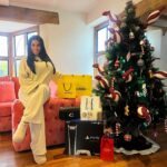 Katie Price Instagram – 🎉 IT’S BEGINNING TO LOOK A LOT LIKE CHRISTMAS 🎄😍🎁 I’ve teamed up with @collabhouseuk to carefully pick some XMAS goodie for you all!💖 
.
How to enter👇🏻
.
1️⃣ Follow @collabhouseuk and EVERYONE THEY ARE FOLLOWING (Takes 10 seconds)
.
2️⃣ Tag a friend. 
.
3️⃣ Share on story for bonus entry
.
Winner will be announced on the 17th of December 2023 🙌🏻
.
T&C’s apply DISCLAIMER: This competition is in no way affiliated with the brands above or Instagram {AD}