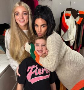 Katie Price Instagram - Had the best night with my girls movie marathon and snacks 🍿🍫