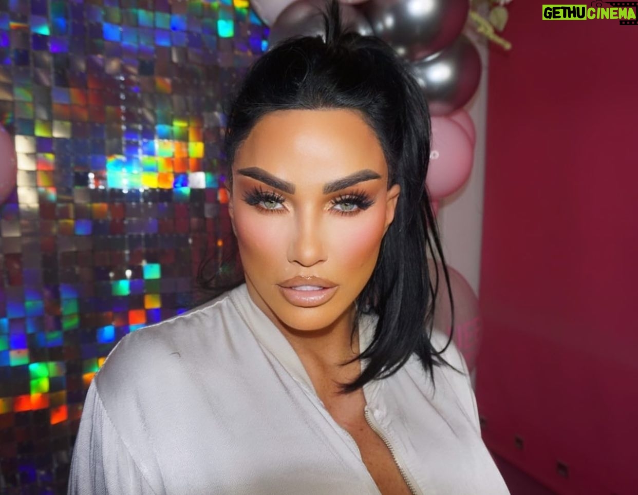 Katie Price Instagram - Loved meeting you all at my Clacton on Sea makeup masterclass with @fern_makeup 💖 at @ntyce_nails I will be in Dublin this Sunday with my faves @ceiralamberthairconsultancy at Harvey Nichols in Dundrum Dublin see you there on Sunday at 6pm xx Tickets online on www.KatiePriceMerch.com ad