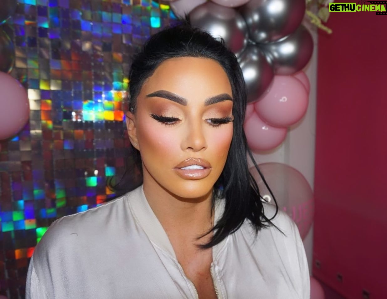 Katie Price Instagram - Loved meeting you all at my Clacton on Sea makeup masterclass with @fern_makeup 💖 at @ntyce_nails I will be in Dublin this Sunday with my faves @ceiralamberthairconsultancy at Harvey Nichols in Dundrum Dublin see you there on Sunday at 6pm xx Tickets online on www.KatiePriceMerch.com ad