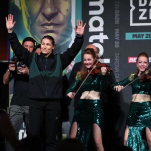 Katie Taylor Instagram - It’s good to be home! See you all tonight 🇮🇪 @Gymshark #TaylorCameron