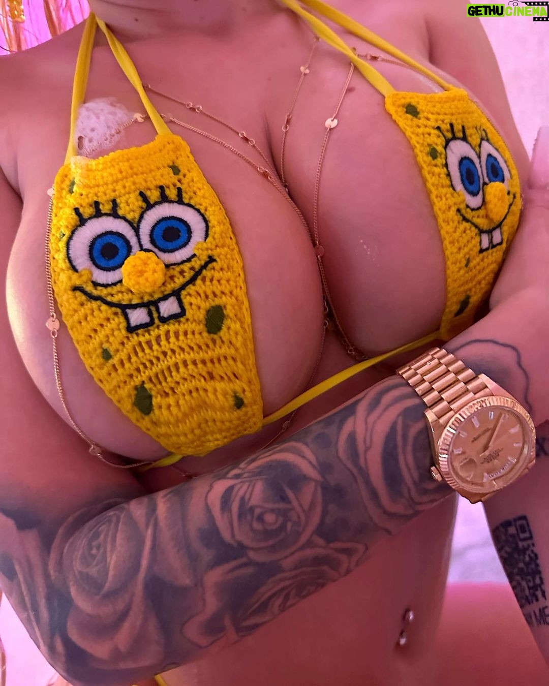 Katja Krasavice Instagram - Ich tu es für Spongebob - je mehr Plastik in meinem Körper desto weniger im Meer 🤫💛