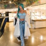 Katja Krasavice Instagram - Ich hab das ganze Galerie Lafayette für den Dreh von Neonlights x @lunnaamusic nur für uns allein öffnen lassen, weil ich es kann ✨