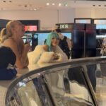 Katja Krasavice Instagram - Ich hab das ganze Galerie Lafayette für den Dreh von Neonlights x @lunnaamusic nur für uns allein öffnen lassen, weil ich es kann ✨