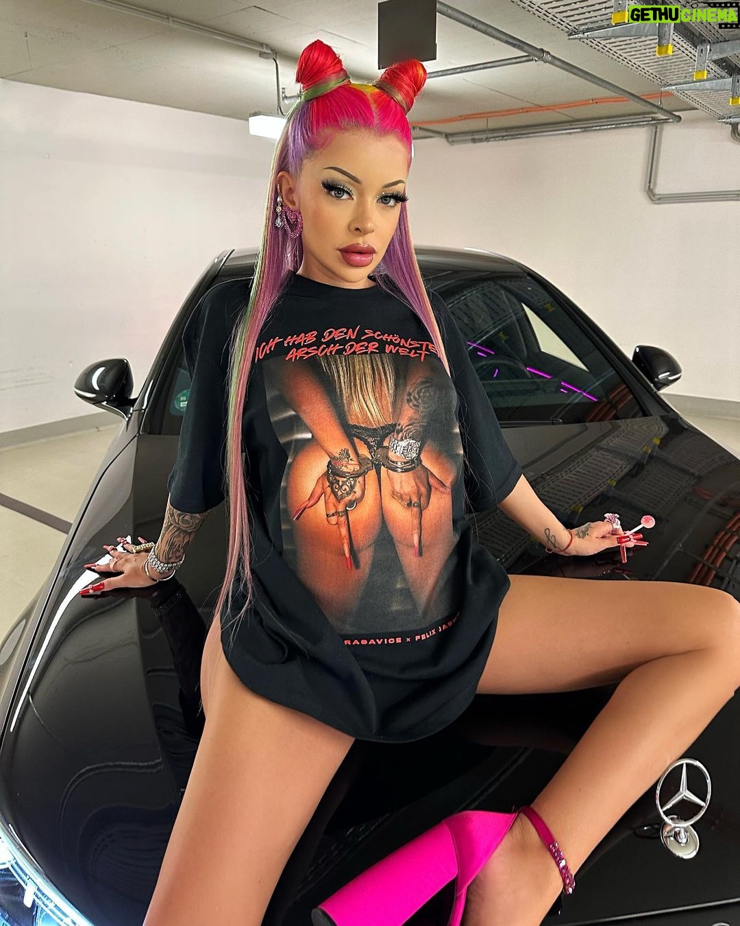 Katja Krasavice Instagram - ❤️🔥ICH HAB DEN SCHÖNSTEN ARSCH DER WELT❤️🔥