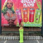 Katja Krasavice Instagram – Mein Geburtstagsgeschenk an mich selbst 😍
Die SUGARMAMI Leinwände Hängen Deutschlandweit – Aber am meisten macht es mich stolz in Leipzig davor zu stehen – in der Stadt in der mir als kleine Baby Bad Bitch jeden Tag gesagt wurde dass ich mich anpassen soll weil ich ja „viel zu viel“ bin – viel zu „bitchig“ – viel zu freizügig und vorallem wurde mir immer gesagt dass ich NIE etwas erreichen werde 😂🖕🏽
Aber ich bin immer wieder der Beweis dafür dass es am Ende immer richtig ist GENAU SO ZU SEIN WIE MAN WILL und es SCHEISS EGAL ist was andere von dir denken 🫶🏽
Das Lachen und der Hass der anderen hat mich immer mehr dazu angespornt erst recht ich selbst zu sein – denn wenn du dich entscheidest gegen den Strom zu schwimmen wird der Weg 1000 mal härter aber am Ende siehst du dass es sich gelohnt hat 😘
Wir sind Deutschlandweit zu sehen mit den Leinwänden von meinem eigenen Getränk @sugarmami.official das in sooo vielen Märken ausverkauft ist 😍🤤
Darauf erstmal einen eisgekühlten SUGARMAMI Drink 🍒💦