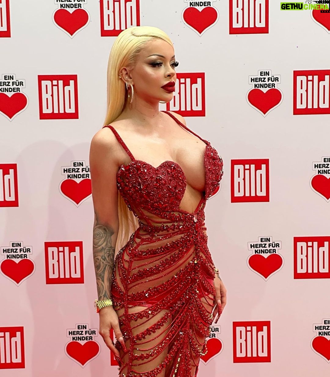 Katja Krasavice Instagram - Als Kind hatte ich kaum Geld für essen, Heute kann ich stolz sagen dass ich bisher 150.000€ an ein EIN ❤️ FÜR KINDER gespendet habe ❤️
