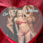 Katja Krasavice Instagram - Danke für diesen UNGLAUBLICHEN Support es sind 13.000 Boxen weg!!! und das nach erst 4 Wochen - dazu ist noch kein einziger Inhalt bekannt 🫣❤️‍🔥 Die Streng Limitierte Ein ❤️ für Bitches Box ist RIESIG, Herzförmig und aus Samt - das ist schon krasser als alles andere - aber wartet mal die Inhalte ab 😱❤️‍🔥