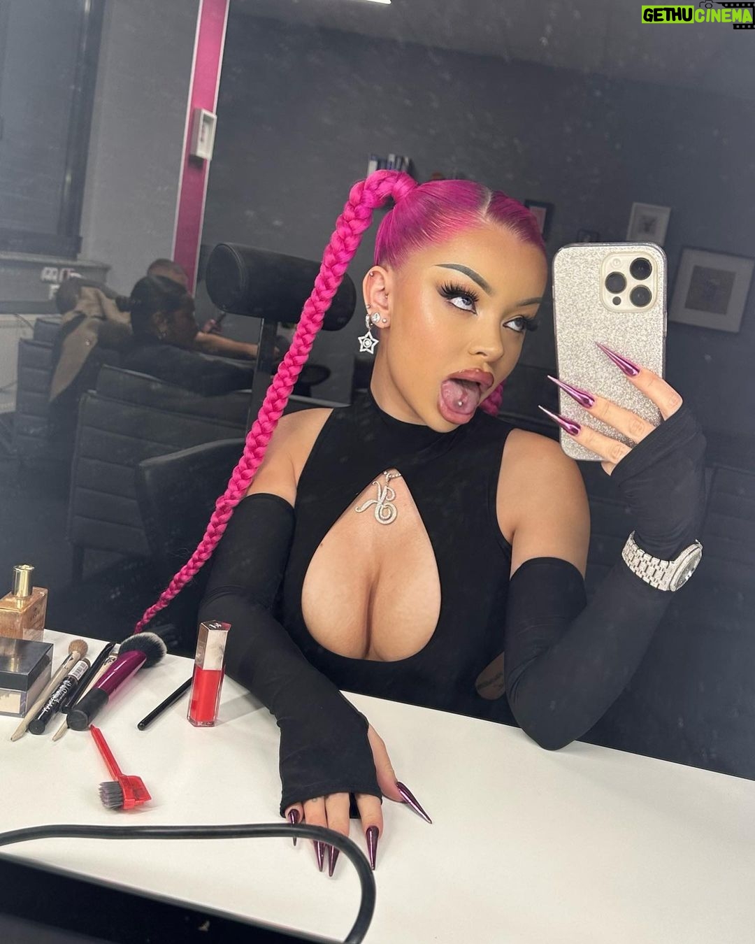 Katja Krasavice Instagram - „Die Bossbitch mit der Pussypower“ - Steffen Hallaschka, Stern Tv