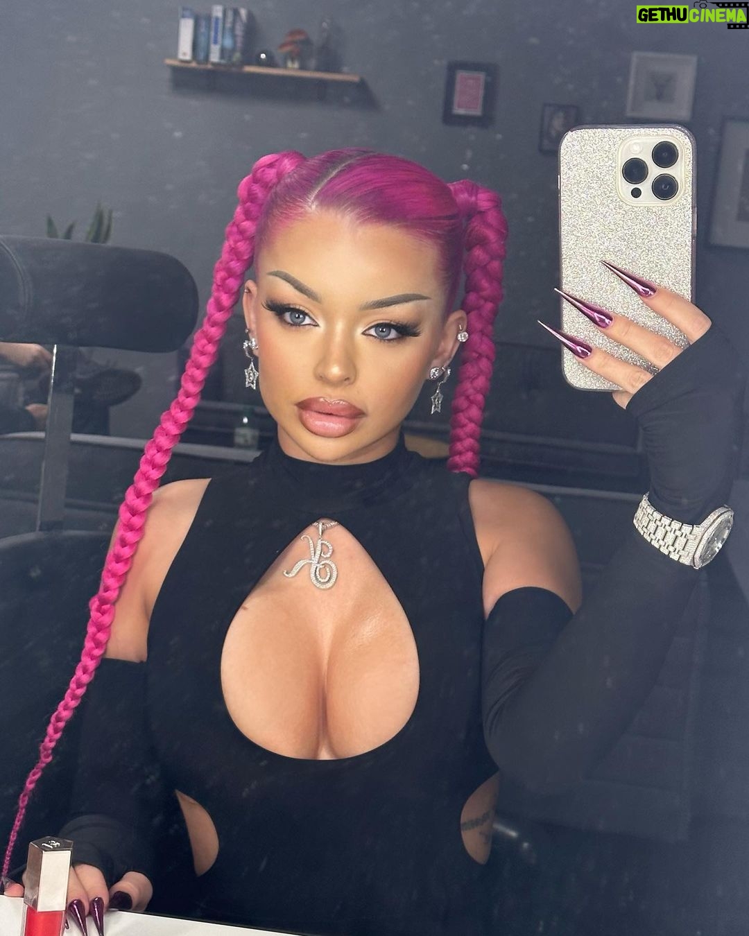 Katja Krasavice Instagram - „Die Bossbitch mit der Pussypower“ - Steffen Hallaschka, Stern Tv