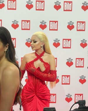 Katja Krasavice Instagram - Ich habe 100.000€ an ein Herz für Kinder gespendet, zusammen mit meiner Firma @sugarmami.official ❤️
Bei der @einherzfuerkinder Spendengala ❤️