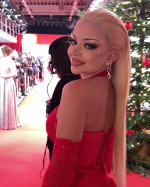 Katja Krasavice Instagram - Ich habe 100.000€ an ein Herz für Kinder gespendet, zusammen mit meiner Firma @sugarmami.official ❤️
Bei der @einherzfuerkinder Spendengala ❤️